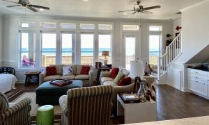 ein Wohnzimmer mit Couch und Stühlen in der Unterkunft Sea Hag home in Stingaree