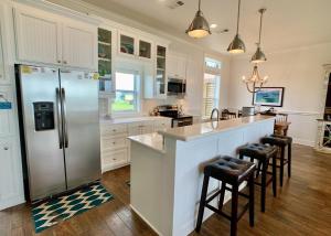 eine Küche mit weißen Schränken und einem Kühlschrank in der Unterkunft Sea Hag home in Stingaree