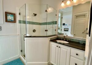 ein Badezimmer mit Waschbecken und Glasdusche in der Unterkunft Sea Hag home in Stingaree + 38 Fotos