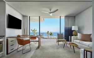 TV a/nebo společenská místnost v ubytování Four Seasons Resort Los Cabos
