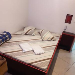 two bunk beds with towels on top of them at HOTEL KISS - TABOÃO DA SERRA in Taboão da Serra