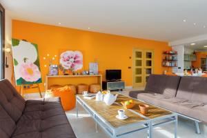 a living room with a couch and a table at Naranja in Tamariu