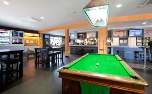 uma mesa de bilhar num quarto com um bar em Mowbray Hotel em Launceston