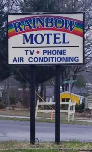 una señal de un motel arcoiris a un lado de la carretera en Rainbow Motel, en Hendersonville