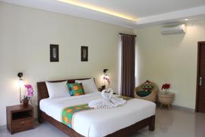 ein Schlafzimmer mit einem Bett mit einem Schwan darauf in der Unterkunft Darra Ria Villa Ubud in Ubud + 37 Fotos