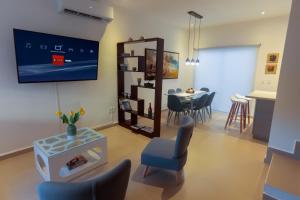 TV a/nebo společenská místnost v ubytování Casa Rosa Smart House