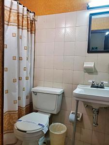 y baño con aseo y lavamanos. en Hotel Riviera en Ciudad Valles