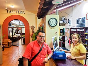 un homme et une femme debout au comptoir d'un magasin dans l'établissement Hotel Riviera, à Ciudad Valles