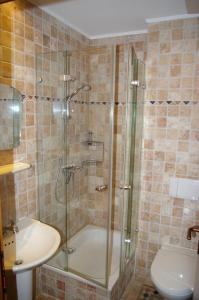 Kylpyhuone majoituspaikassa Meerblick-Appartement Villa Gudrun