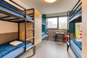 Een stapelbed of stapelbedden in een kamer bij Stayokay Hostel Maastricht 