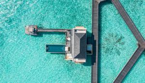 Bazén v ubytování Angsana Velavaru In-Ocean Villas - Enjoy 2 pax 50 percent off seaplane and for 4 nights and above, Book Stay period from18 June to 30 Sep 2025 nebo v jeho okolí