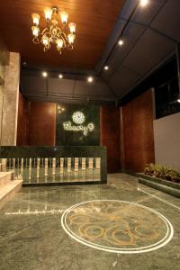 a lobby with a chandelier and a rug on the floor at Theory9 Premium Service Apartments Bandra in Mumbai