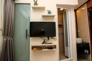 TV a/nebo společenská místnost v ubytování Mayu Hotel