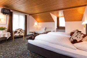 Ένα ή περισσότερα κρεβάτια σε δωμάτιο στο Hotel Oberland