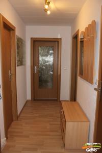 un pasillo con una puerta en una habitación en Ferienwohnung August 30, en Gelenau