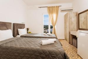 Postel nebo postele na pokoji v ubytování Nikos Hotel