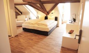 ein Schlafzimmer mit einem Bett und einem Stuhl in einem Zimmer in der Unterkunft Pension Kranzmayr in Sankt Wolfgang