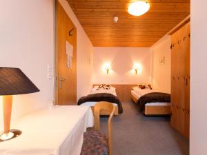 Ένα ή περισσότερα κρεβάτια σε δωμάτιο στο Hotel Oberland