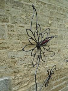 a flower arrangement is hanging on a wall at B&B L'Atelier du Presbytère in Saint-Maugan