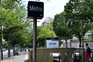 un panneau de métro sur un poteau à côté d'une rue dans l'établissement Your Home in Marseille***, à Marseille