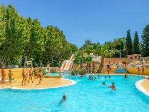 un grupo de personas en una piscina en un parque acuático en Mobil home « lysea », 6p, Clim, en Agde