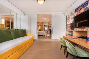 ein Wohnzimmer mit einem gelben Sofa und einem Tisch in der Unterkunft Selectum Luxury Resort Belek in Belek