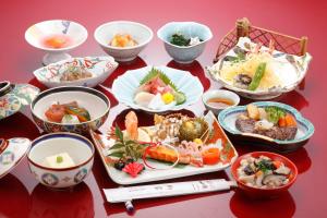 una mesa cubierta con platos de comida en tazones en Tagoto en Aizuwakamatsu