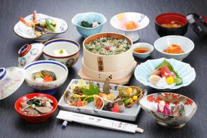un groupe de bols de nourriture sur une table dans l'établissement Tagoto, à Aizuwakamatsu