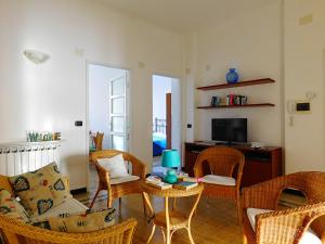 - un salon avec un canapé, des chaises et une table dans l'établissement Welcome to alma's house, à Levanto