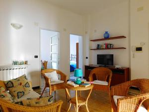 A television and/or entertainment centre at Welcome to alma's house, Levanto