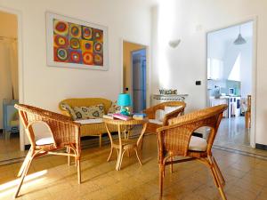 sala de estar con mesa y sillas en Welcome to alma's house, en Levanto