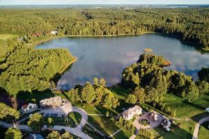 una vista aérea de un lago con casas y árboles en Folwark Hutta, en Suwałki