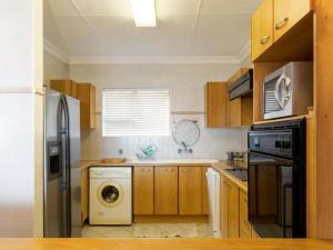 Η κουζίνα ή μικρή κουζίνα στο Sea View 18