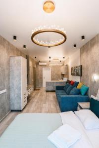 ein Wohnzimmer mit einem blauen Sofa und einem Tisch in der Unterkunft Royal Tower Luxurious Smart Residence (1) in Kiew