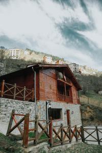 ein kleines Holzhaus mit einem Zaun drum herum in der Unterkunft Havva Sultan Konağı in Trabzon