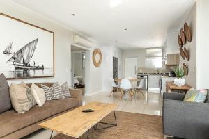 Χώρος καθιστικού στο The Apex Rosebank - Building with generator