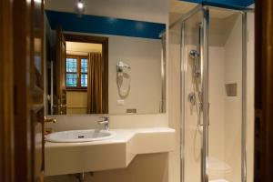 Hotel Diana tesisinde bir banyo