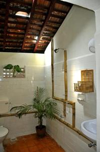 La salle de bains est pourvue de toilettes et d'un lavabo. dans l'établissement "Sunny Cow" Village Villa, à Anjuna