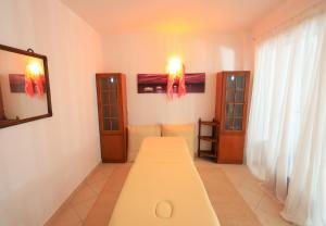 ein Zimmer mit zwei langen Tischen in einem Zimmer in der Unterkunft Filoxenia by Grispos Villas in Schinoussa