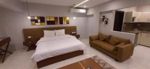 開羅的住宿－Nakhil Inn Residence，一间卧室配有一张床和一张沙发