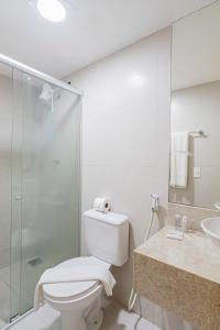 uma casa de banho com um WC, um chuveiro e um lavatório. em Carppa Hotel em Fortaleza