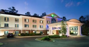 ウォルターボロにあるHoliday Inn Express & Suites Walterboro, an IHG Hotelのホテルの正面に駐車場があります。