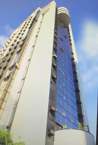 un grand bâtiment avec beaucoup de fenêtres dans l'établissement Apart Alameda Lorena, à São Paulo