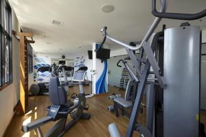 - une salle de sport avec des tapis de course et des appareils d'exercice dans l'établissement Apart Alameda Lorena, à São Paulo