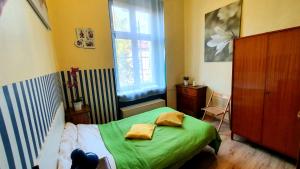 Postel nebo postele na pokoji v ubytování The apartment in strict city center. Self check-in
