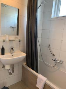 Een badkamer bij DuinHotel Texel