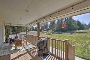 um alpendre coberto com vista para um pátio em Spacious Port Angeles House with Hot Tub and Game Room em Port Angeles