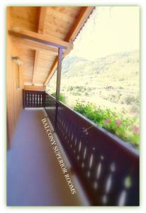 einen Balkon mit Bergblick in der Unterkunft Hotel Beau Sejour in Etroubles
