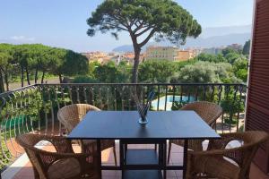 een tafel en stoelen op een balkon met uitzicht bij Cozy Sorrento Apartment in Sorrento