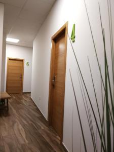 um corredor vazio num escritório com uma porta em Apartamentos Antares 2 em Milladoiro